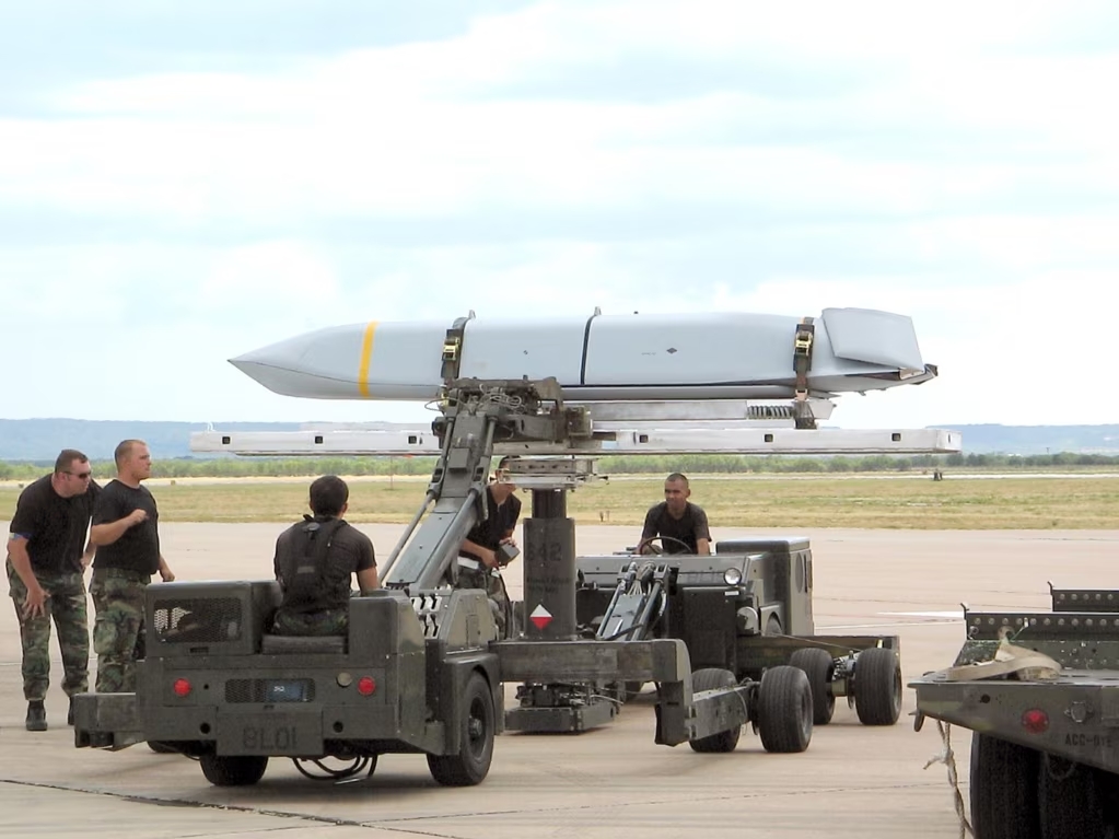 Como a Rússia transformou a Finlândia no membro da OTAN mais preparado para a guerra na Europa 4 Este é o míssil AGM-158 JASSM (ar-superfície de longo alcance).