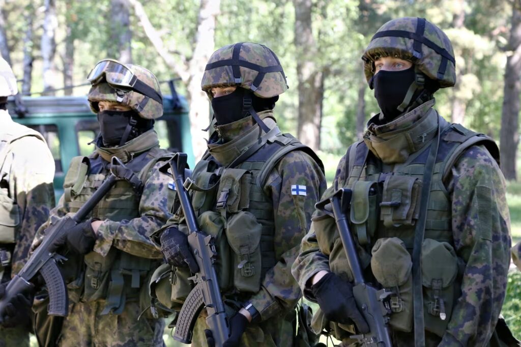 Como a Rússia transformou a Finlândia no membro da OTAN mais preparado para a guerra na Europa 1 Soldados finlandeses em treinamento militar após adesão da Finlândia à OTAN