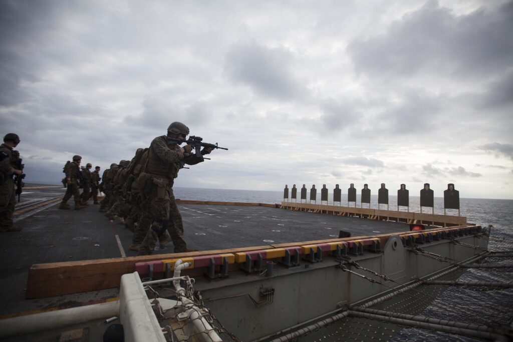 A ilha mais valiosa do Irã virou uma armadilha — e os marines americanos estão a caminho 2 Fuzileiros e marinheiros da 31ª Unidade Expedicionária realizam tiro real contra alvos no convés do USS Bonhomme Richard.