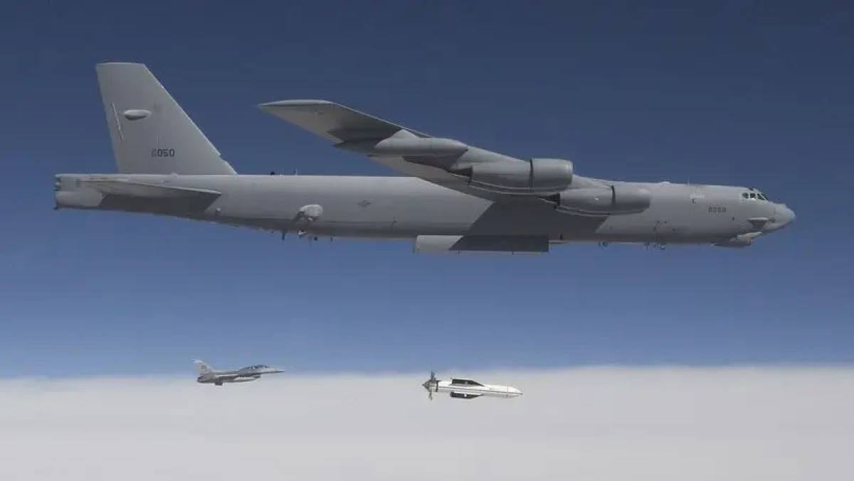 EUA Avaliam Três Opções para Reabrir o Estreito de Ormuz — e Nenhuma é Simples 3 B-52 lançando bomba Massive Ordnance Penetrator (MOP) em teste no White Sands Missile Range, 2009