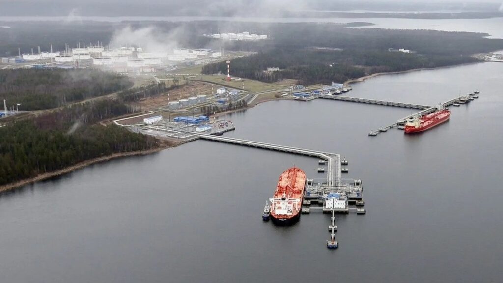 Ucrânia Ataca Porto Vital para a Rússia a Mais de 1.000 km com Míssil Fabricado por Ela Mesma 2 Navios petroleiros atracados no terminal de petróleo de Primorsk, operado pela Transneft