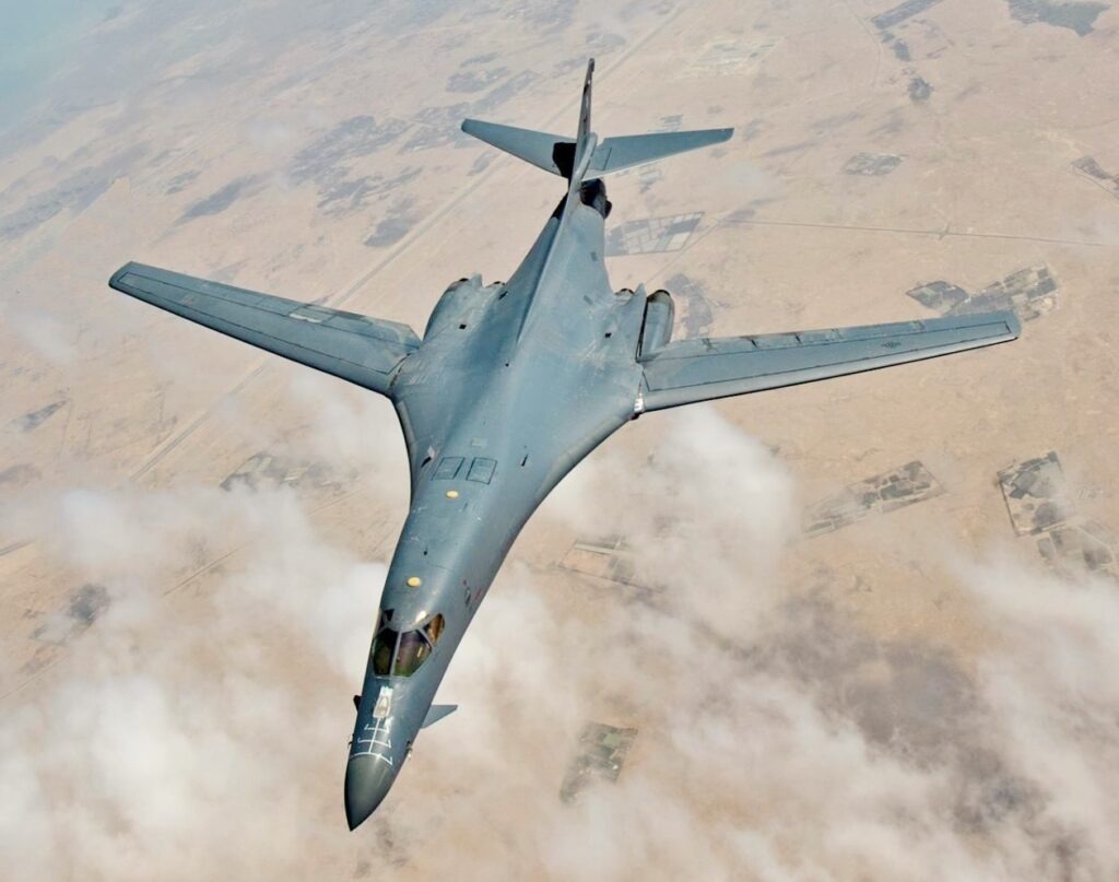Três aviões, uma guerra: a estratégia dos EUA contra o Irã 3 Bombardeiro B-1B Lancer realizando reabastecimento aéreo em missão estratégica dos EUA
