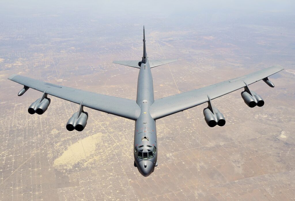 Três aviões, uma guerra: a estratégia dos EUA contra o Irã 4 Bombardeiro B-52 Stratofortress de Barksdale se aproxima de KC-135 Stratotanker para reabastecimento em voo