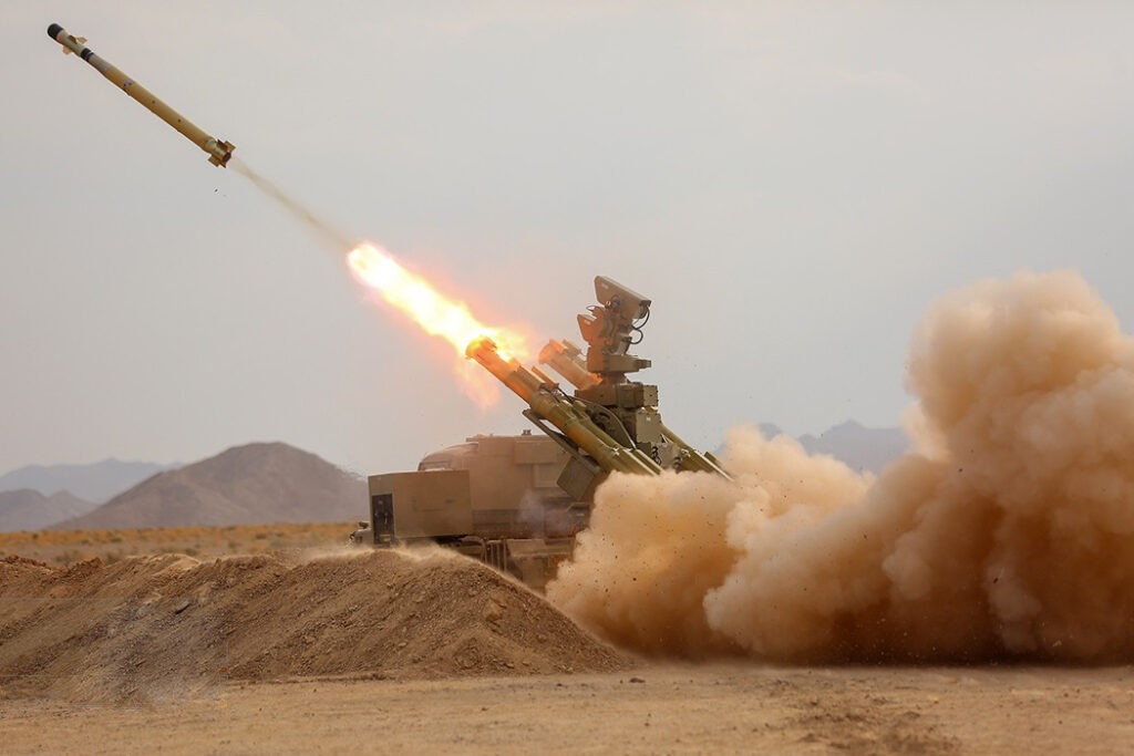 "Míssil de Calor" Iraniano Acerta F-35 de US$ 100 Milhões no Céu do Irã 3 Majid no exercício militar Eqtedar 1402 do Exército do Irã em Nasrabad, Isfahan, com forças blindadas e drones