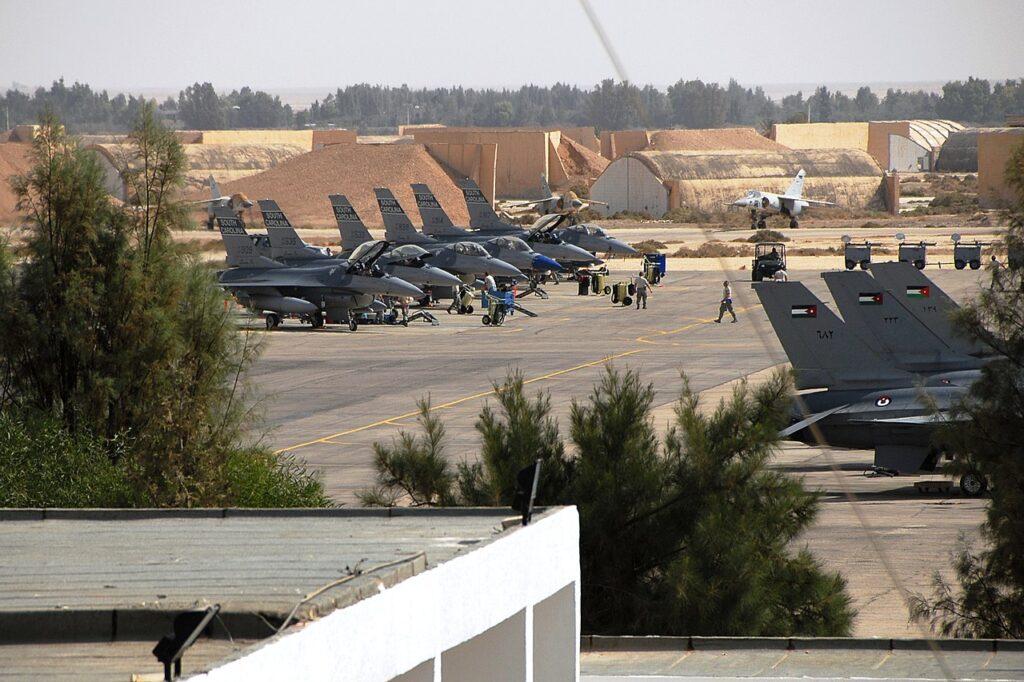 A Força Aérea dos EUA tentou aposentá-lo mais de dez vezes - agora o A-10 caça navios iranianos 2 F-16 Fighting Falcons da Força Aérea Americana na Base Aérea de Muwaffaq Salti, na Jordânia.