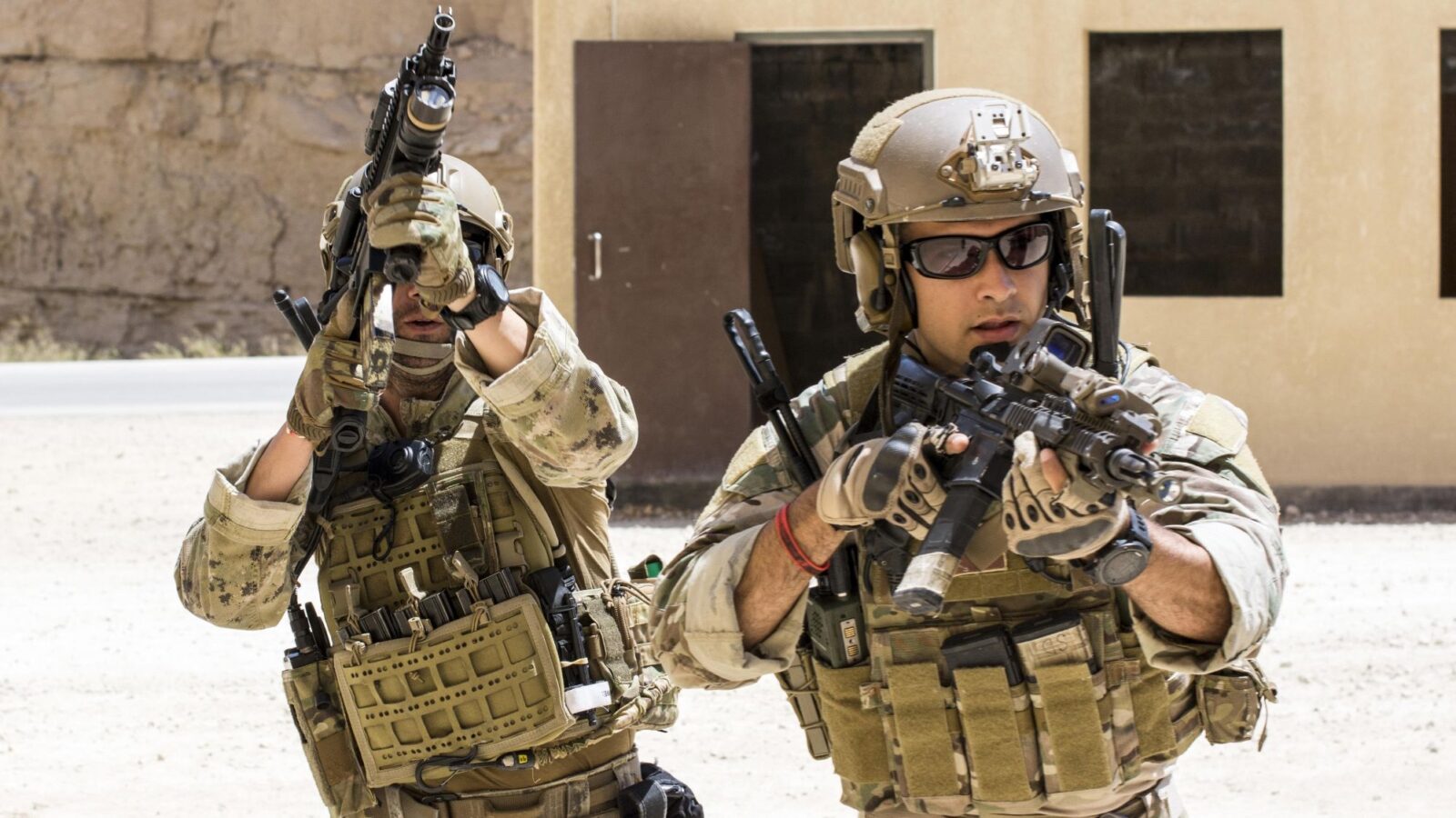 Operadores da Delta Force, unidade de elite do JSOC, em treinamento tático com armamento e equipamento militar