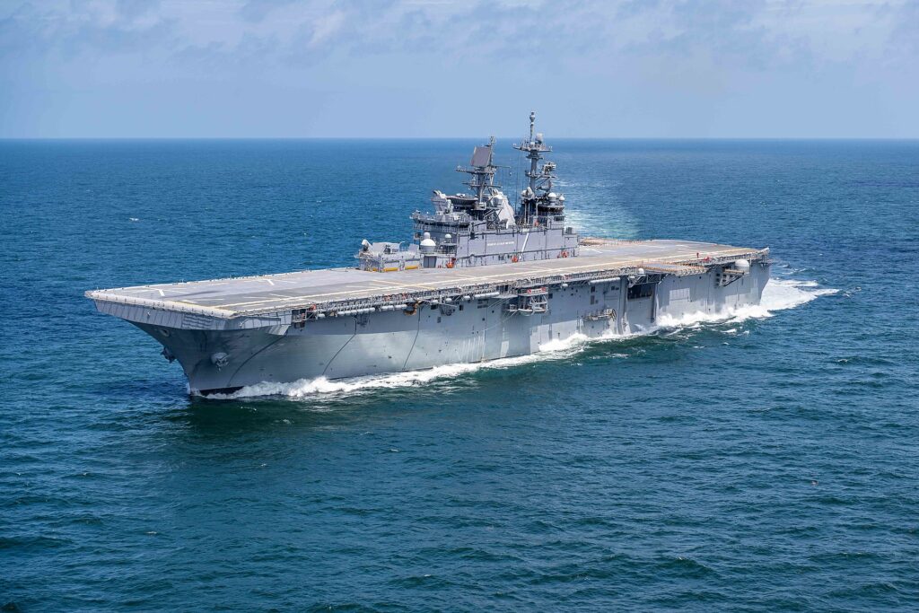 EUA Avaliam Três Opções para Reabrir o Estreito de Ormuz — e Nenhuma é Simples 4 Navio anfíbio USS Tripoli (LHA-7) da Marinha dos EUA em testes no Golfo do México, julho de 2019