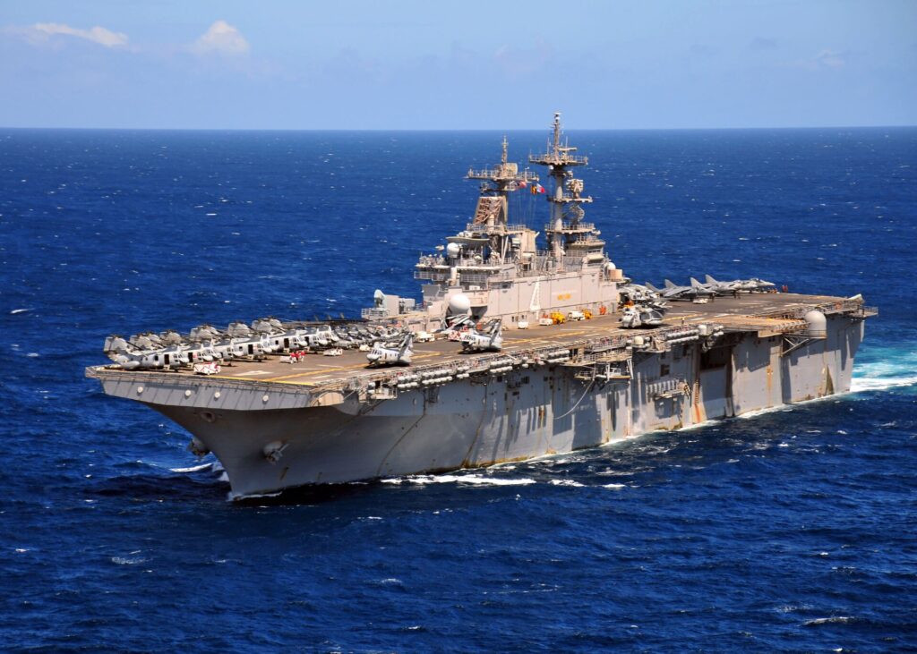EUA Destroem Arsenal Iraniano, Afundam Frota e Miram a Ilha que Sustenta o Regime 3 Navio anfíbio USS Boxer navegando no Oceano Índico durante missão da 7ª Frota dos EUA, 2011