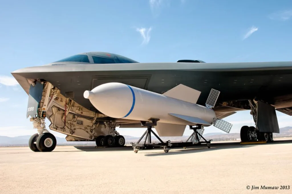 O urânio iraniano sobreviveu aos bombardeios — e os EUA debatem entrar no Irã para recuperá-lo 3 Bomba GBU-57 em frente ao bombardeiro B-2. Crédito: Jim Mumaw.