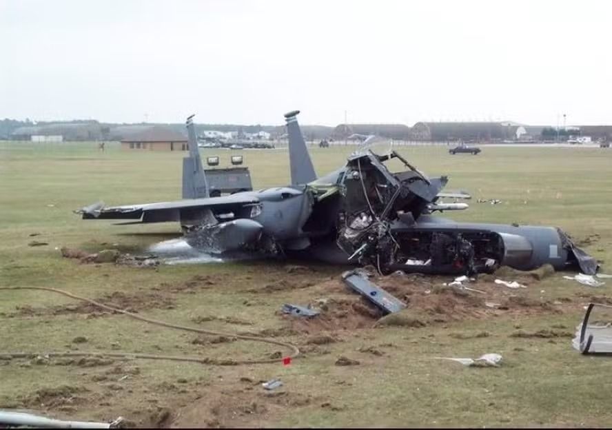 "Custa Dinheiro Matar os Bandidos": Pentágono Pede US$ 200 Bilhões Extras para Guerra que Já Custa US$ 1 Bilhão Por Dia 3 F-15E destruído por "fogo amigo" pelo Kuwait. Foto: Reprodução/Redes Sociais.