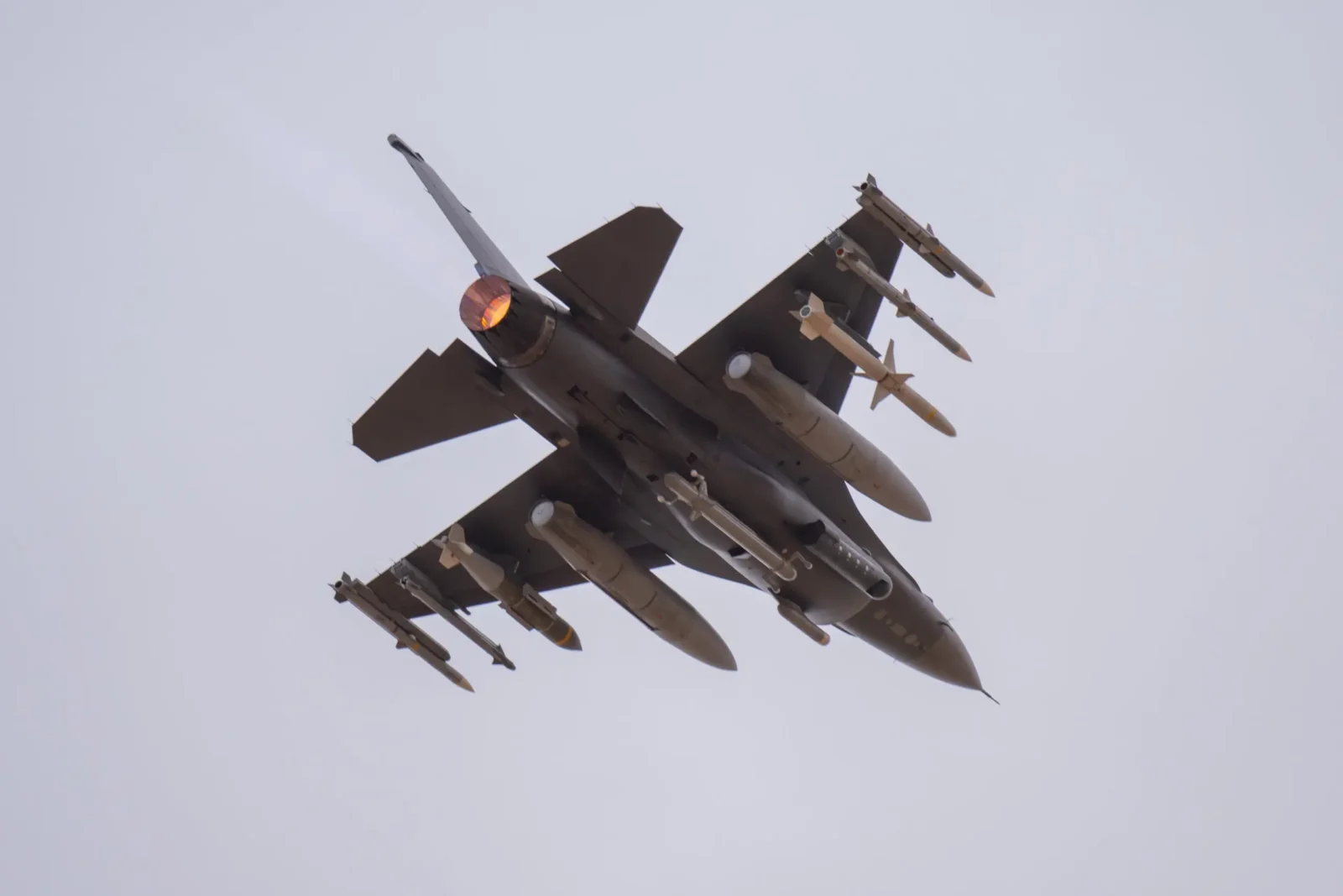 Míssil de calor iraniano abatendo caça F-35 avaliado em US$ 100 milhões no espaço aéreo do Irã