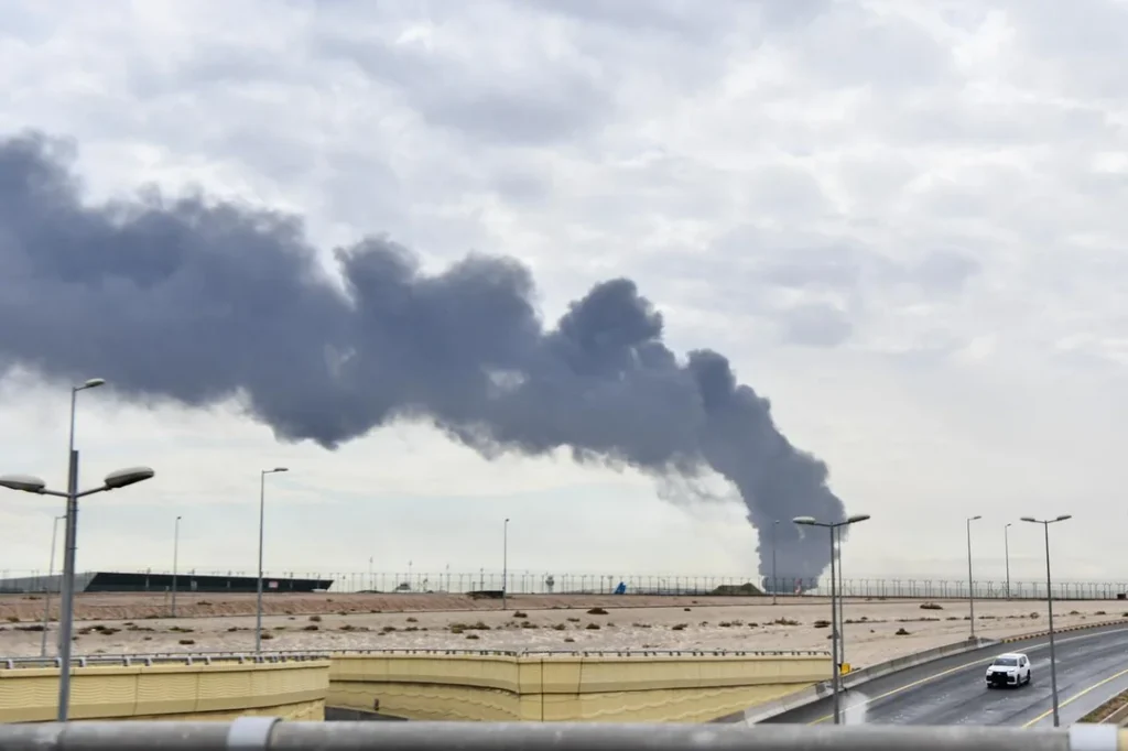 O Irã atacou a Arábia Saudita - a resposta foi acionar o único país muçulmano com bomba nuclear 3 Fumaça sobe após ataque de drone iraniano a depósito de combustível no Aeroporto Internacional do Kuwait, em 25 de março de 2