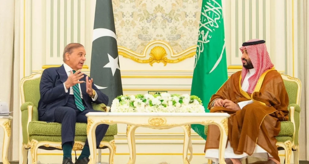 O Irã atacou a Arábia Saudita - a resposta foi acionar o único país muçulmano com bomba nuclear 4 O primeiro-ministro do Paquistão, Shehbaz Sharif, e o príncipe saudita Mohammed bin Salman, em Riad.