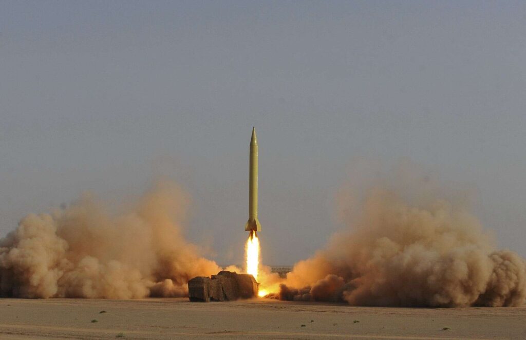 O Irã está usando "chuva de bombas" contra Israel — por quê é tão difícil abatê-los? 3 Míssil balístico Shahab-3 iraniano em posição de lançamento