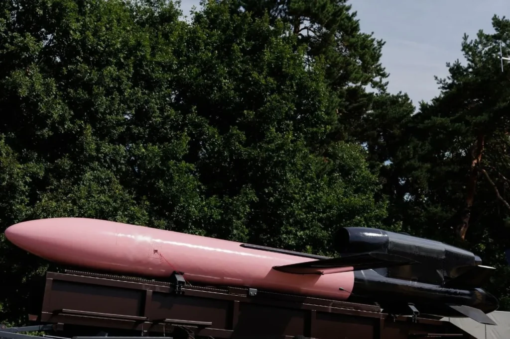 Ucrânia Ataca Porto Vital para a Rússia a Mais de 1.000 km com Míssil Fabricado por Ela Mesma 4 Míssil Flamingo pintado de rosa, apelido dado pela cor original da pintura