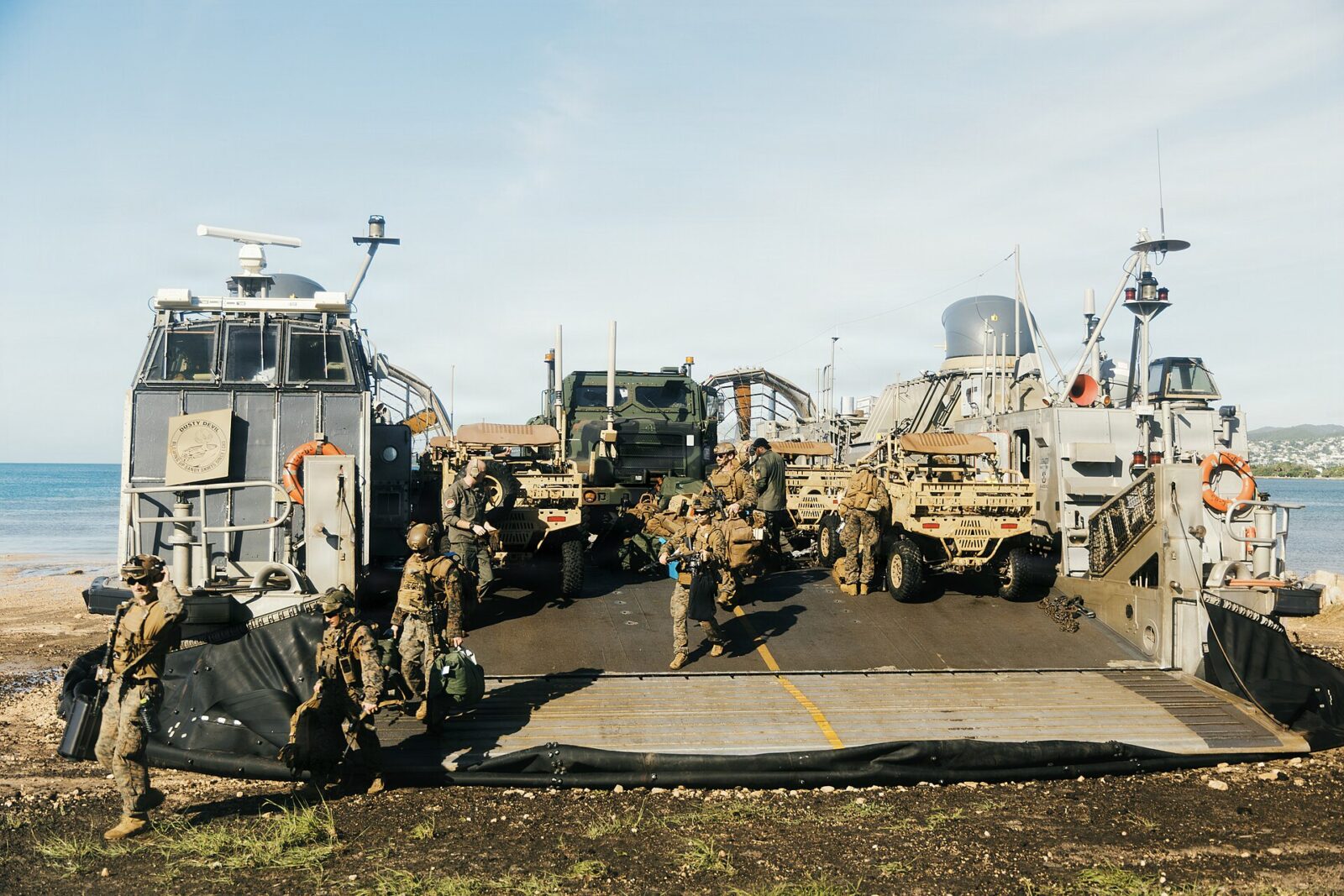 Bloqueio naval de Trump: 5 coisas que as manchetes não estão explicando 2 Militares dos Estados Unidos desembarcam equipamentos em Ponce, Porto Rico, em 29 de novembro de 2025, durante mobilização no