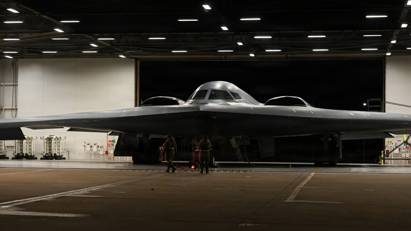 O Irã apostou 40 anos em mísseis. Veja por que a estratégia não funcionou 3 Chefes de manutenção da Força Aérea dos Estados Unidos realizam verificações pré-voo em um bombardeiro furtivo B-2 Spirit dur