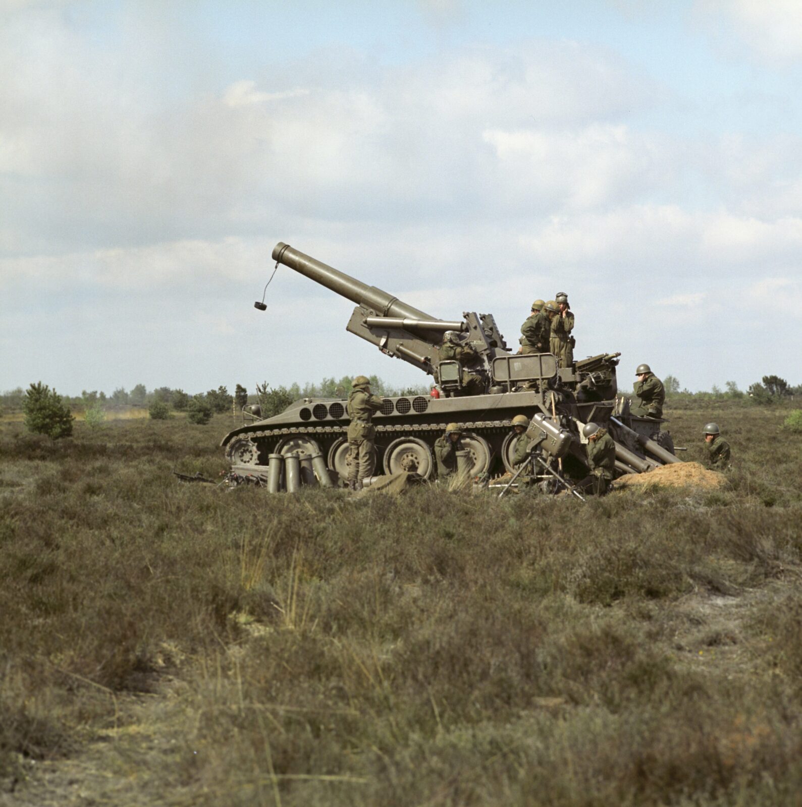 A arma que os EUA criaram contra os soviéticos está de volta — e agora mira a Rússia 2 Artilheiros holandeses com um obuseiro M110 em posição de tiro, em 1972.