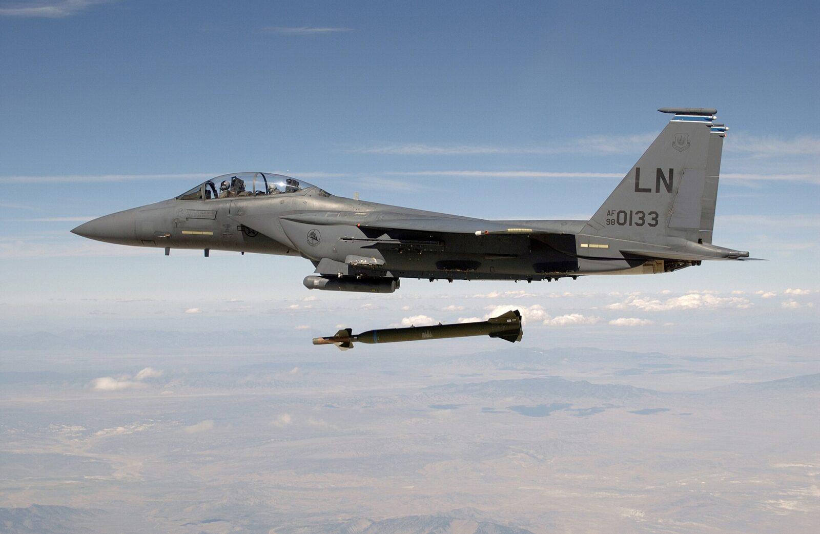 A arma que os EUA criaram contra os soviéticos está de volta — e agora mira a Rússia 3 Caça F-15E do 492º Esquadrão de Caça, da 48ª Ala, lançando uma bomba GBU-28.
