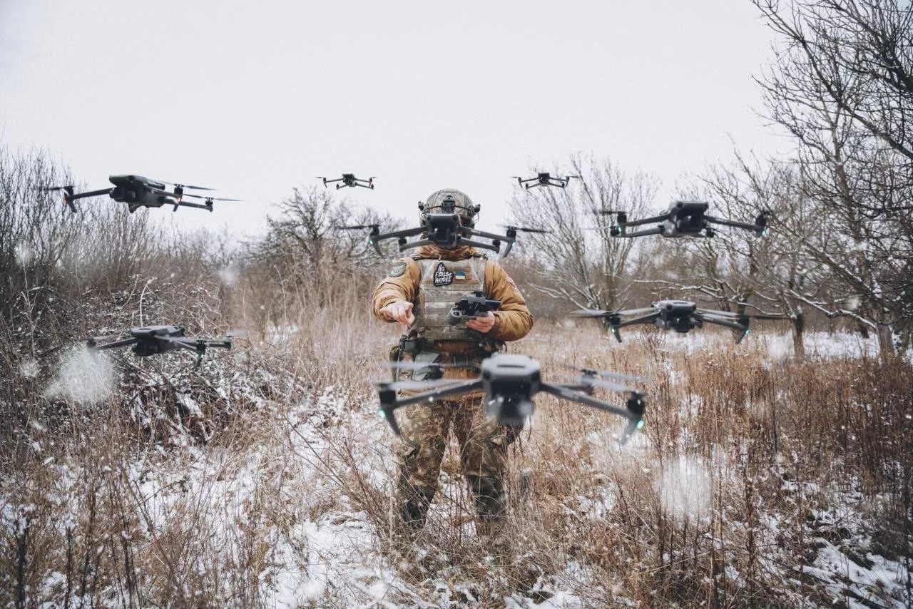 Enquanto Putin nega a derrota, o próprio Kremlin admite que a guerra foi perdida 2 Soldado ucraniano operando drones