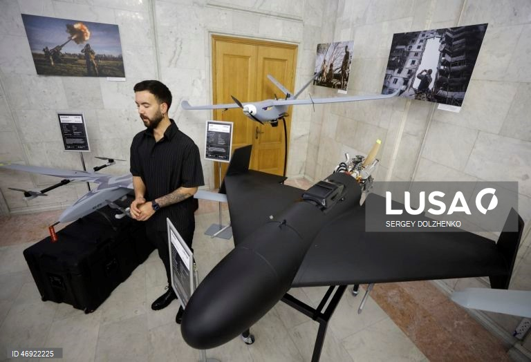 O drone secreto que a Ucrânia escondeu por 3 anos — e o impacto que ele está causando na Rússia 2 Drone Sichen em exposição. Foto: Sergey Dolzhenko.