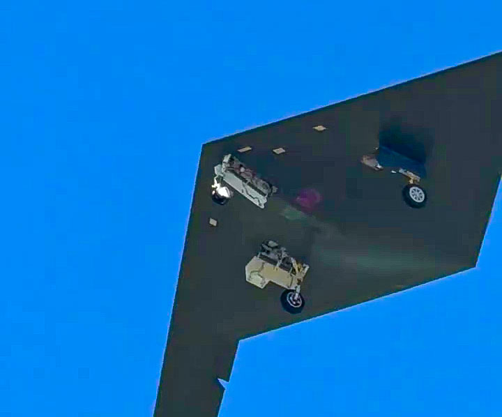 Drone secreto americano é flagrado em plena luz do dia na Grécia — e estava caçando mísseis iranianos 2 Foto aproximada do vídeo do avistamento do RQ-180 em Larissa, na Grécia.