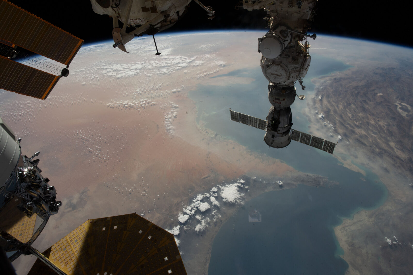 O Estreito de Ormuz liga o Golfo de Omã ao Golfo Pérsico, em imagem feita da Estação Espacial Internacional.