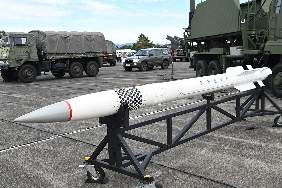 Por que os países mais ricos do mundo estão disputando os drones ucranianos 2 Míssil Patriot PAC-3 (versão de treinamento) da Força Aérea de Autodefesa do Japão, visto pela frente à esquerda, na Base Aér