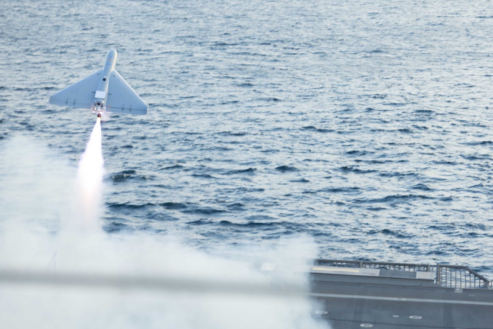 EUA copiam drone iraniano, melhoram e usam contra o próprio Irã 3 Um míssil LUCAS sendo lançado pelo USS Santa Barbara (LCS-32). Foto: Cabo Kayla McGuire
