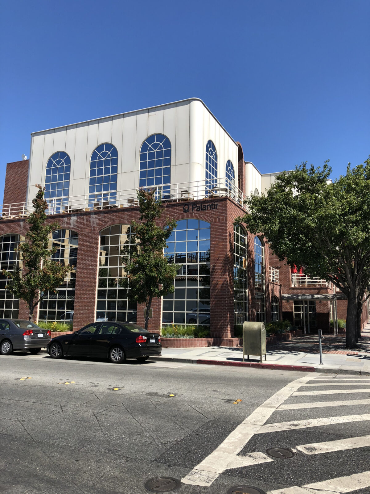 A empresa que decide alvos de guerra com IA revelou o que vem por aí, e a resposta é apavorante 2 Antiga sede da Palantir em Palo Alto, na Califórnia. O local ainda serve como um escritório da empresa.