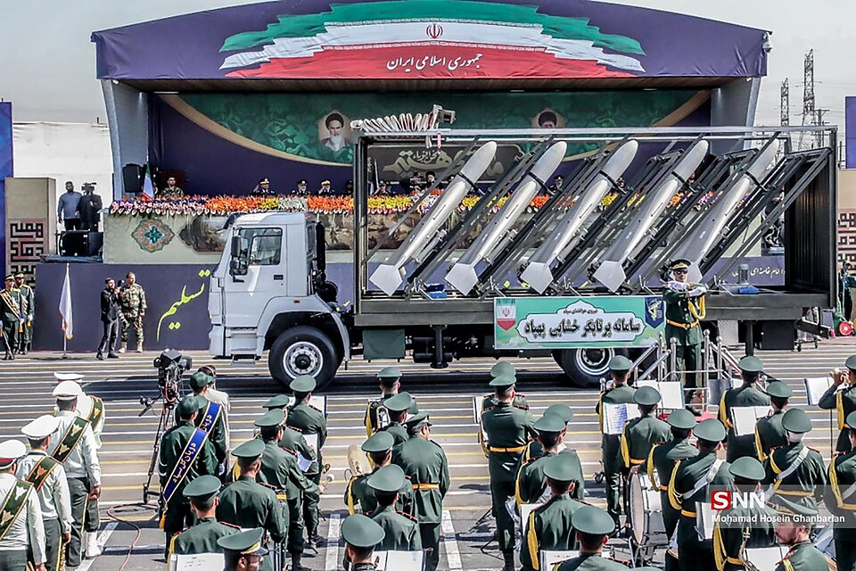 A guerra no Irã tem um grande vencedor e não é quem você pensa 3 Drones Shahed são exibidos em caminhão durante desfile militar da Semana da Defesa Sagrada, em Teerã, setembro de 2023.