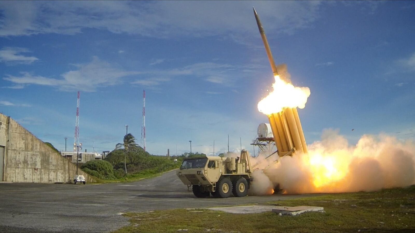 Ucrânia oferece drones navais para reabrir o Estreito de Ormuz bloqueado pelo Irã 2 Lançamento de um interceptor THAAD durante teste bem-sucedido de defesa antimísseis dos Estados Unidos.