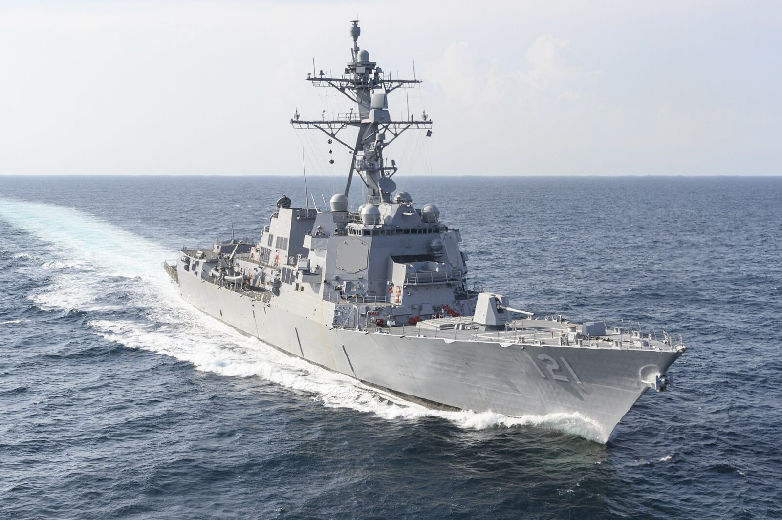 EUA começam a desminar o Estreito de Ormuz, e o desafio é maior do que parece 2 Destroyer Frank E. Petersen Jr. (DDG 121) navegando no Golfo do México durante exercícios.