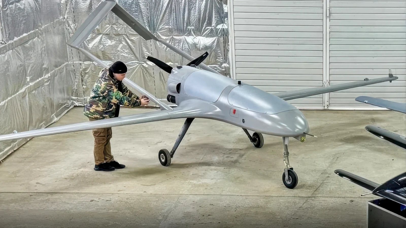 Em 10 dias, a Ucrânia destruiu o que Putin mais precisava agora 3 Drone de ataque de longo alcance ucraniano An-196 Liutyi visto dentro de uma instalação de produção / Foto de fonte aberta.