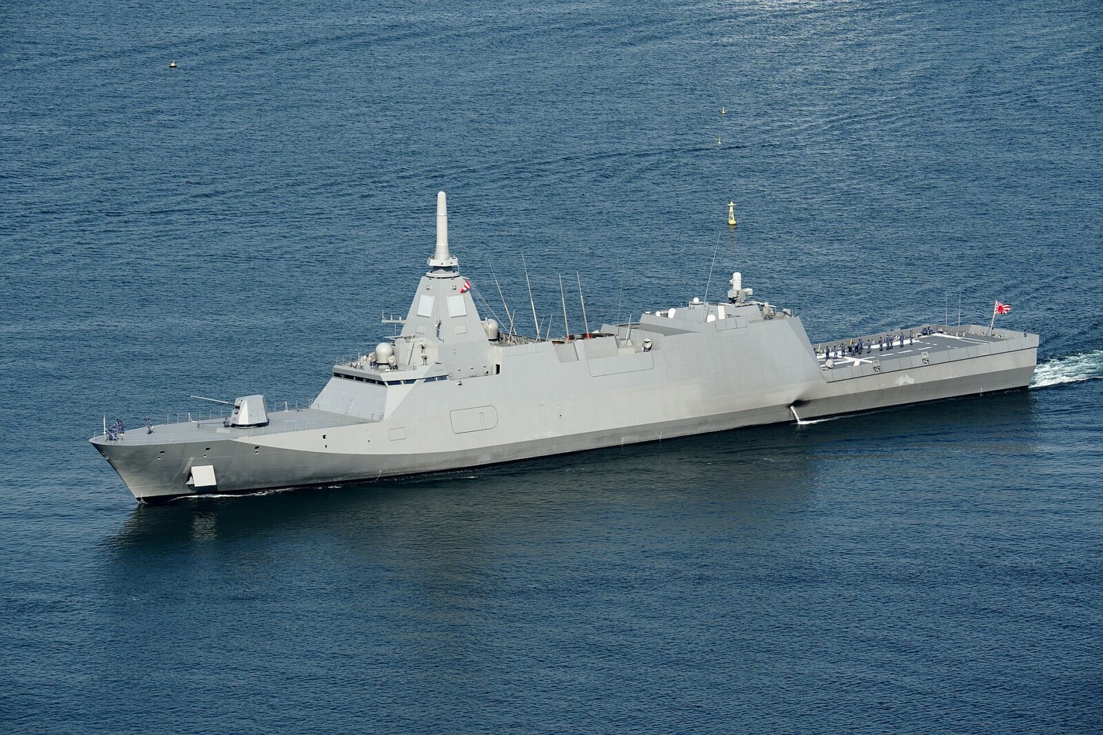 Fragata japonesa da classe Mogami chegando ao porto de Sasebo após entrar em operação.