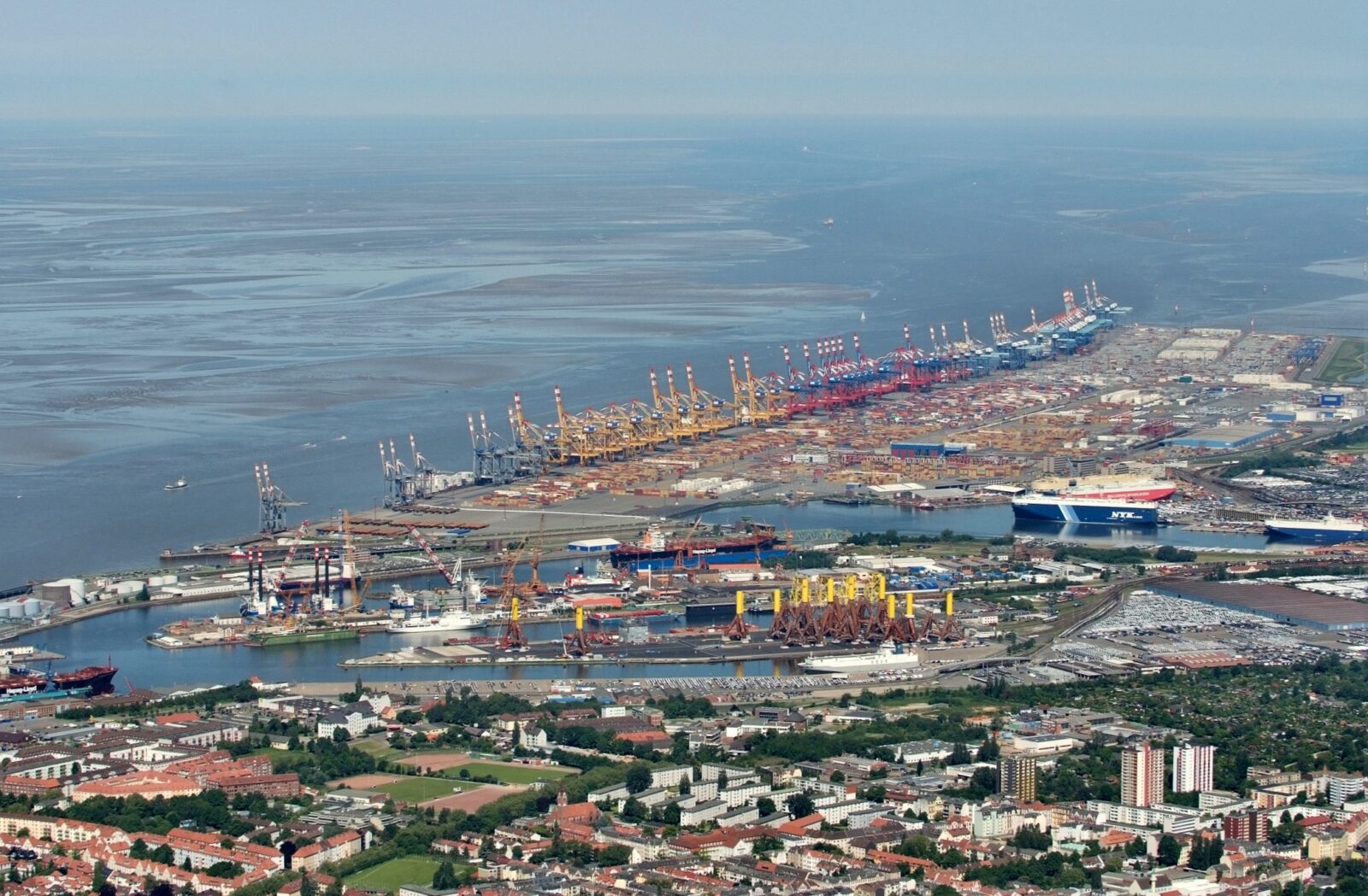 Alemanha prepara maior porto de carros da Europa para virar corredor militar da OTAN 2 Vista aérea do porto de Bremerhaven, na Alemanha, em foto feita durante um voo sobre a região em 28 de maio de 2012. Na image