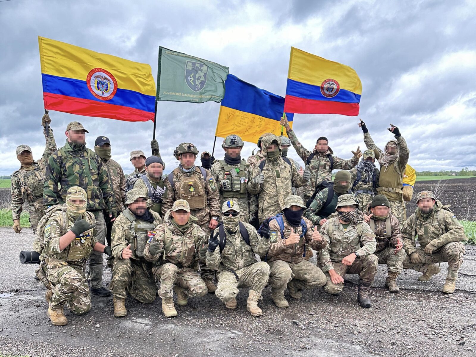 Como a Colômbia virou o maior fornecedor de soldados estrangeiros à Ucrânia 2 Soldados da Legião Estrangeira exibem as bandeiras da Ucrânia e da Colômbia, em homenagem ao país de origem.