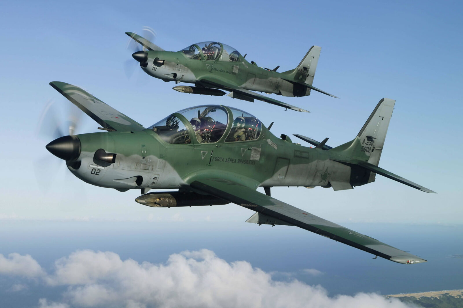 Portugal avança para produzir Super Tucano da Embraer em Beja 2 Dois EMB-314 Super Tucano da Força Aérea Brasileira equipados com dispensadores de bombas e lançadores de foguetes SUU-20.