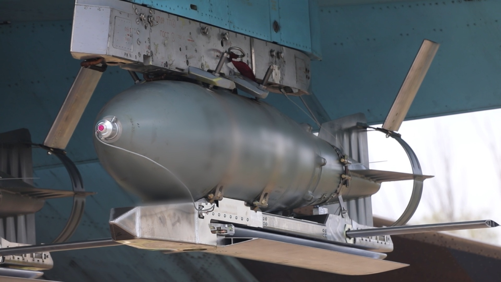 Como o sistema Lima faz bombas russas pensarem que estão sobrevoando o Peru 2 Bomba FAB-500T equipada com kit UMPK sob a asa de um caça-bombardeiro russo Su-34.