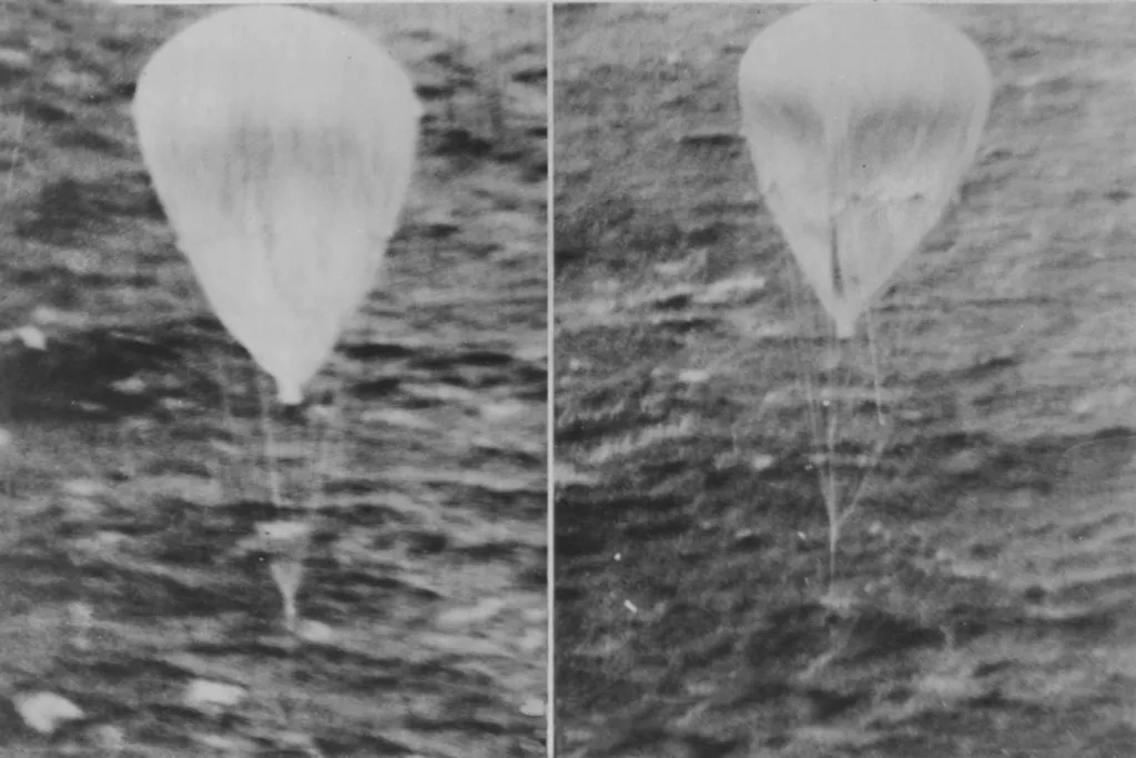 Por que a Ucrânia está colocando drones americanos em cima de balões 3 Um balão Fu-Go cai nas águas geladas perto das Ilhas Aleutas, após ser atingido por caças do Exército dos Estados Unidos no i