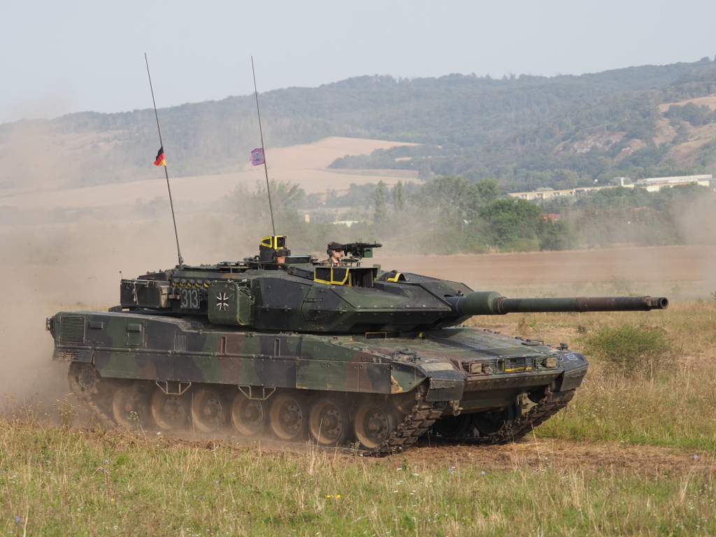 Alemanha prepara maior porto de carros da Europa para virar corredor militar da OTAN 3 Tanque Leopard 2 A7V do Exército Alemão, pertencente ao 393º Batalhão de Tanques, em exposição durante o Dia de Portas Aberta