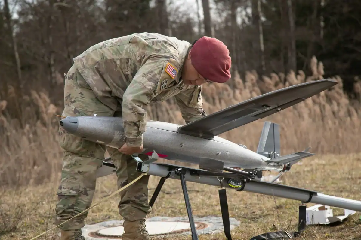 Por que a Ucrânia está colocando drones americanos em cima de balões 2 Preparação para o lançamento de um drone kamikaze Hornet na Alemanha, em março de 2026. Créditos da foto: Thomas Dixon.