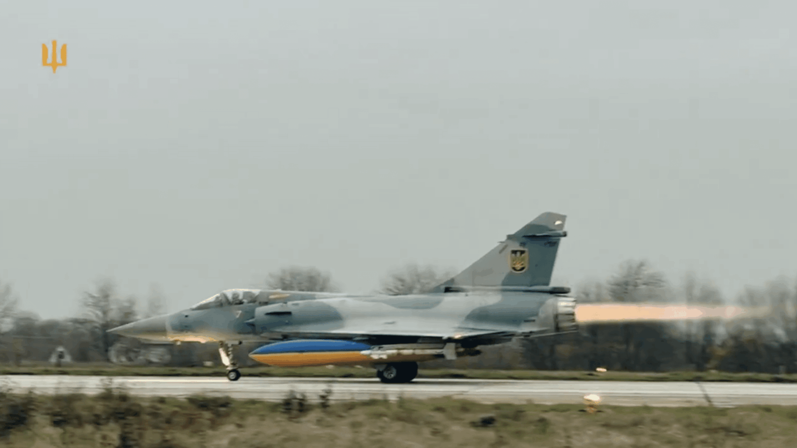 Ucrânia agora tem sua própria bomba planadora: conheça a Vyrivniuvach 2 Um caça Mirage 2000 da Força Aérea Ucraniana decola com pós-combustão acionada, carregando um tanque de combustível nas cores
