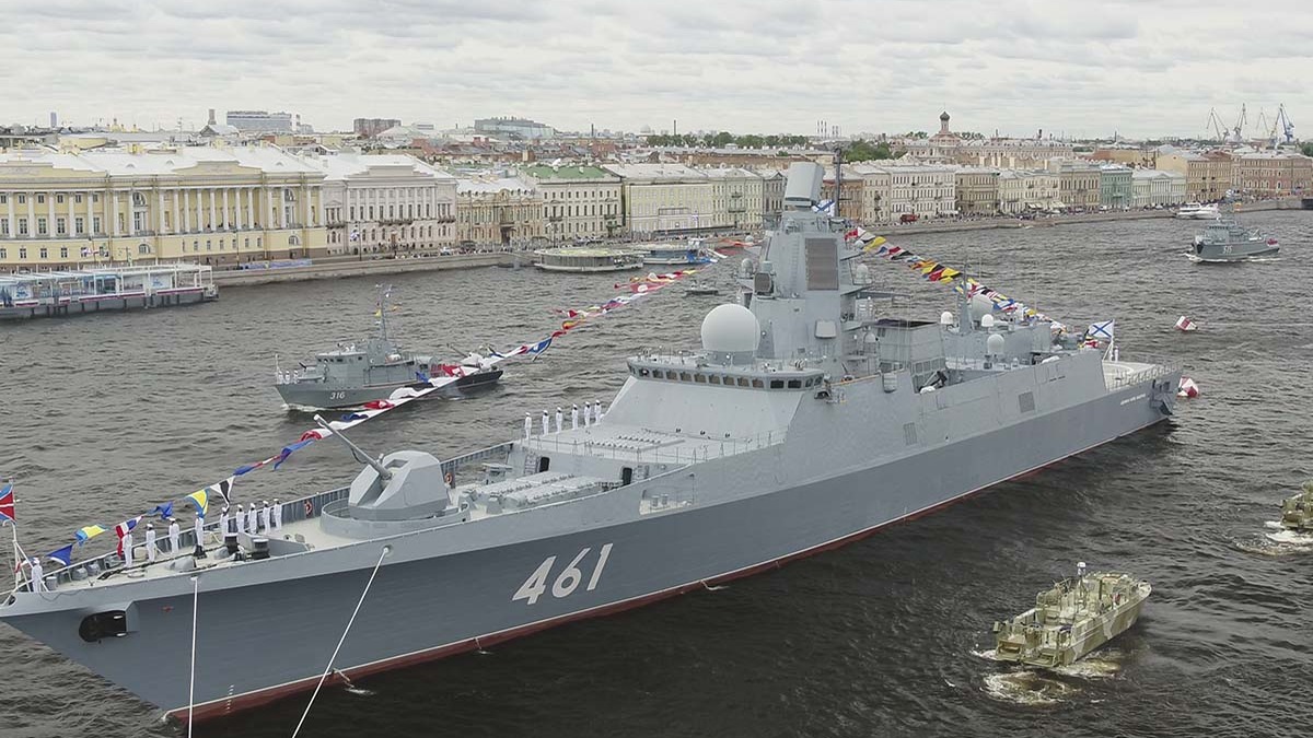 Rússia leva fragata com mísseis Zircon para a costa alemã no Báltico 1 A fragata Admiral Kasatonov em julho de 2021, em São Petersburgo. Imagem: Ministério da Defesa da Rússia (CC BY 4.0).