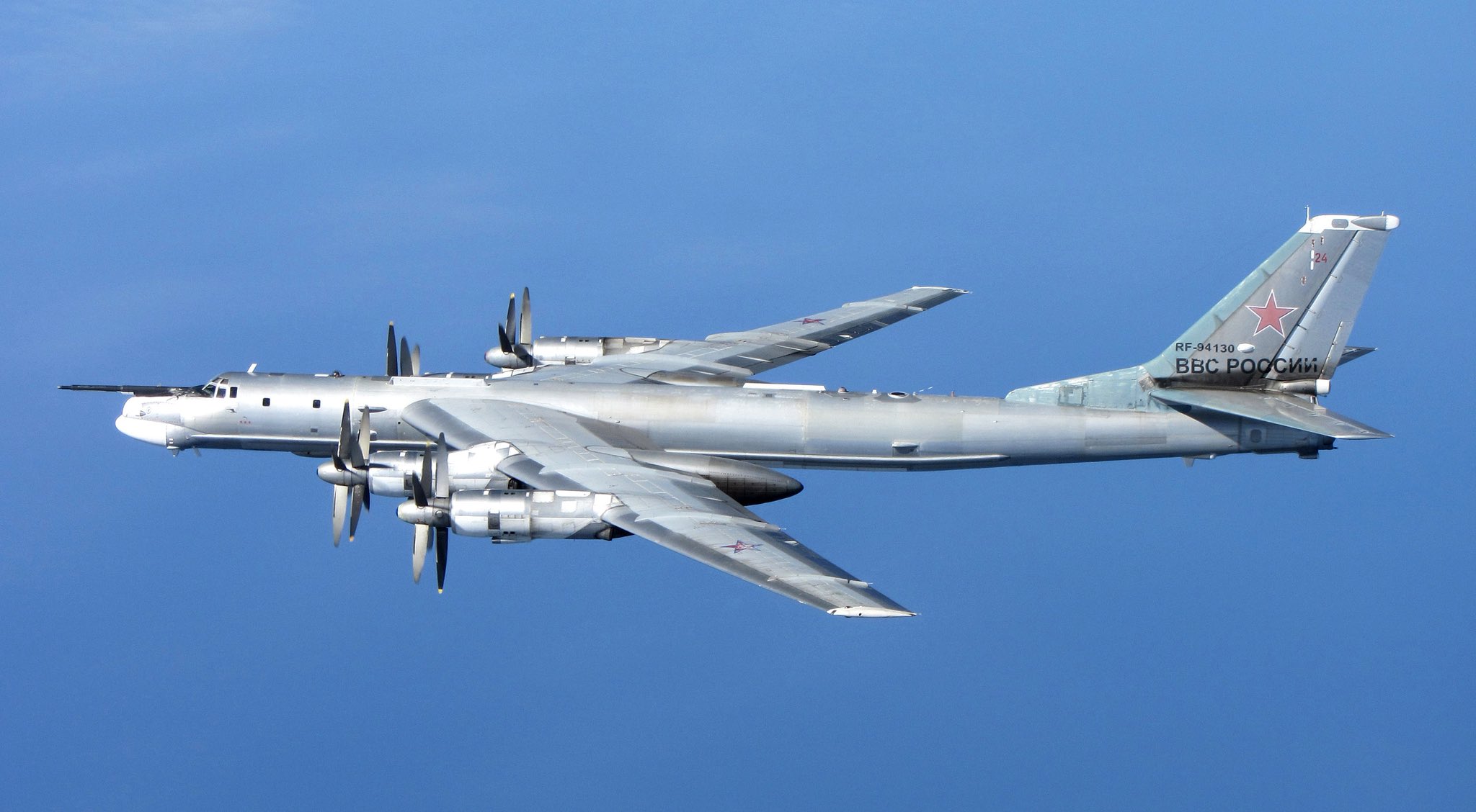 Bombardeiro estratégico russo Tu-95MS em voo, foto de arquivo