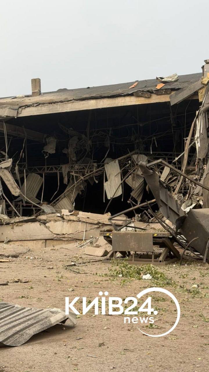 Ataque russo destrói centros logísticos civis e mata 17 na região de Kiev 2 Interior do armazém da Rozetka em Brovary destruído por ataque russo, com teto colapsado e estruturas metálicas retorcidas