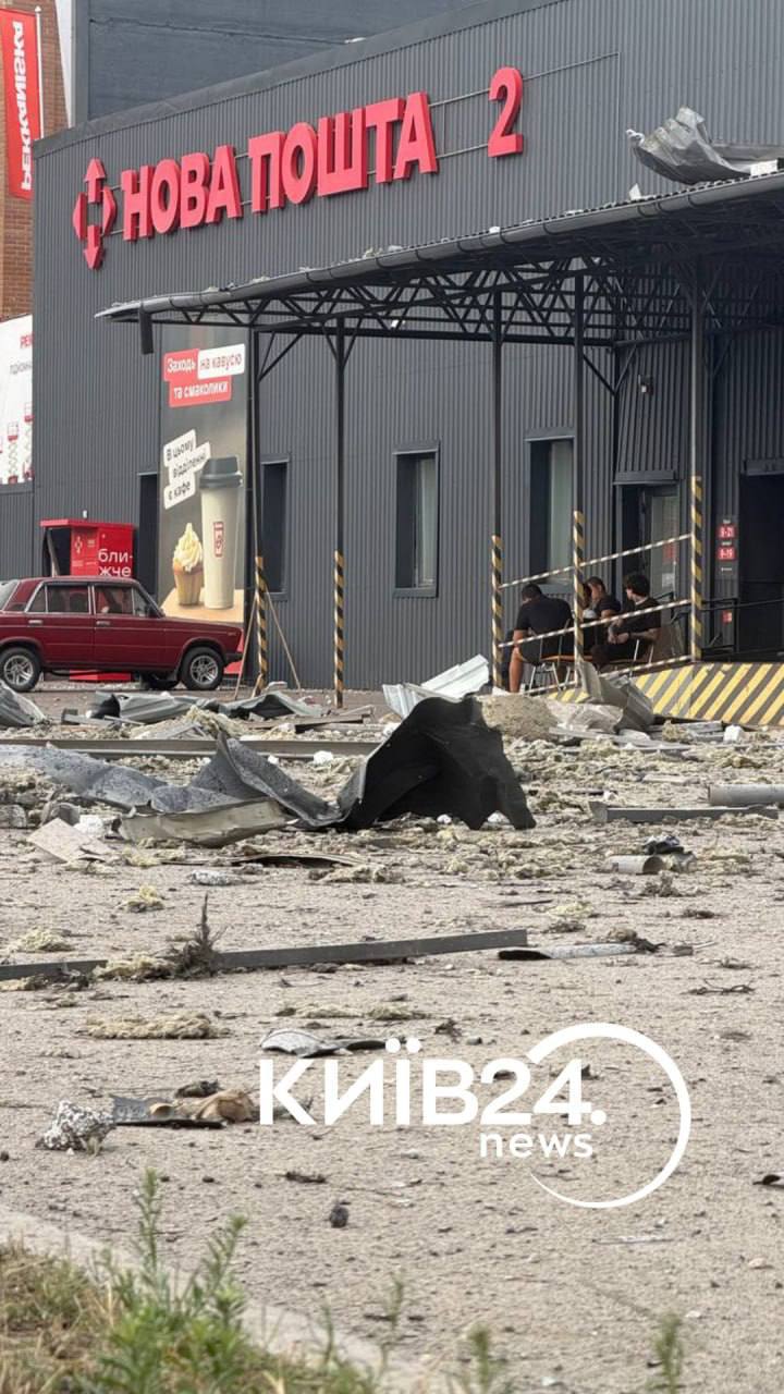 Ataque russo destrói centros logísticos civis e mata 17 na região de Kiev 3 Agência da Nova Poshta no bairro de Obolon, em Kiev, cercada de destroços após ataque russo