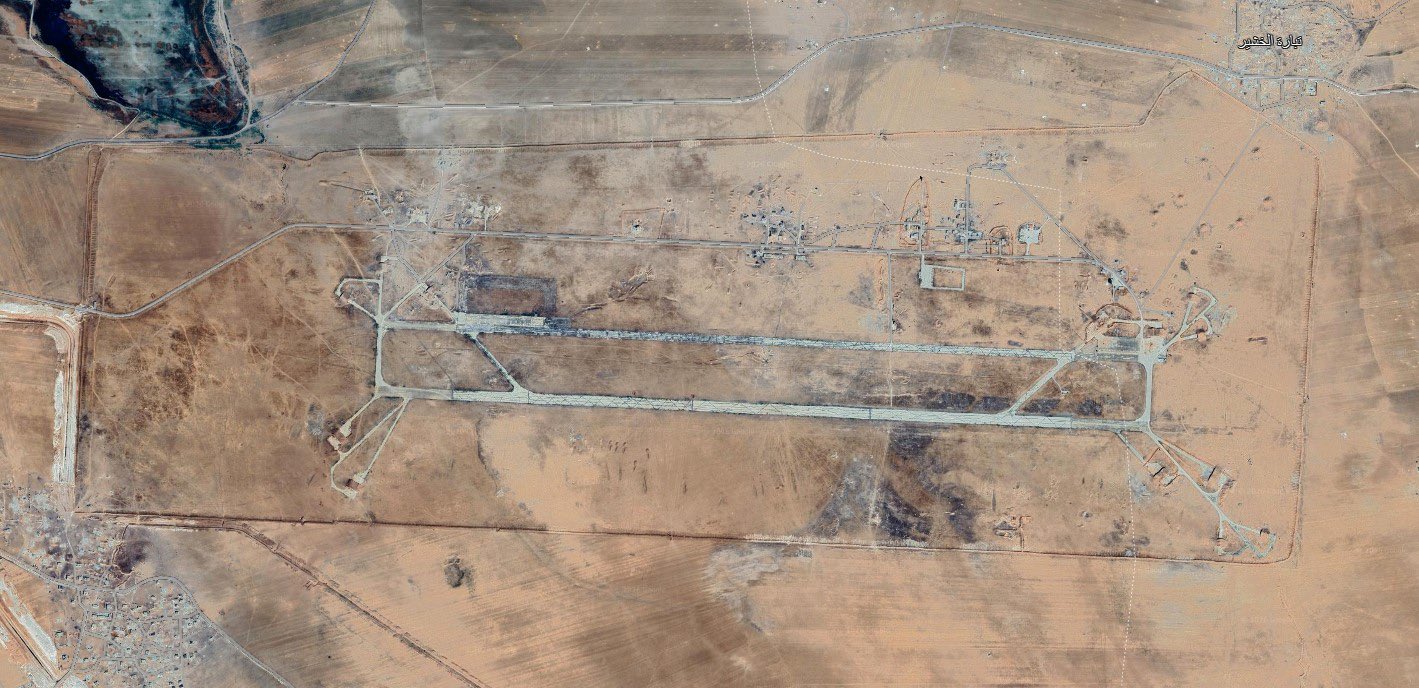 Imagem de satélite da base aérea de Abu al-Duhur, com a pista principal ao centro, na província síria de Idlib