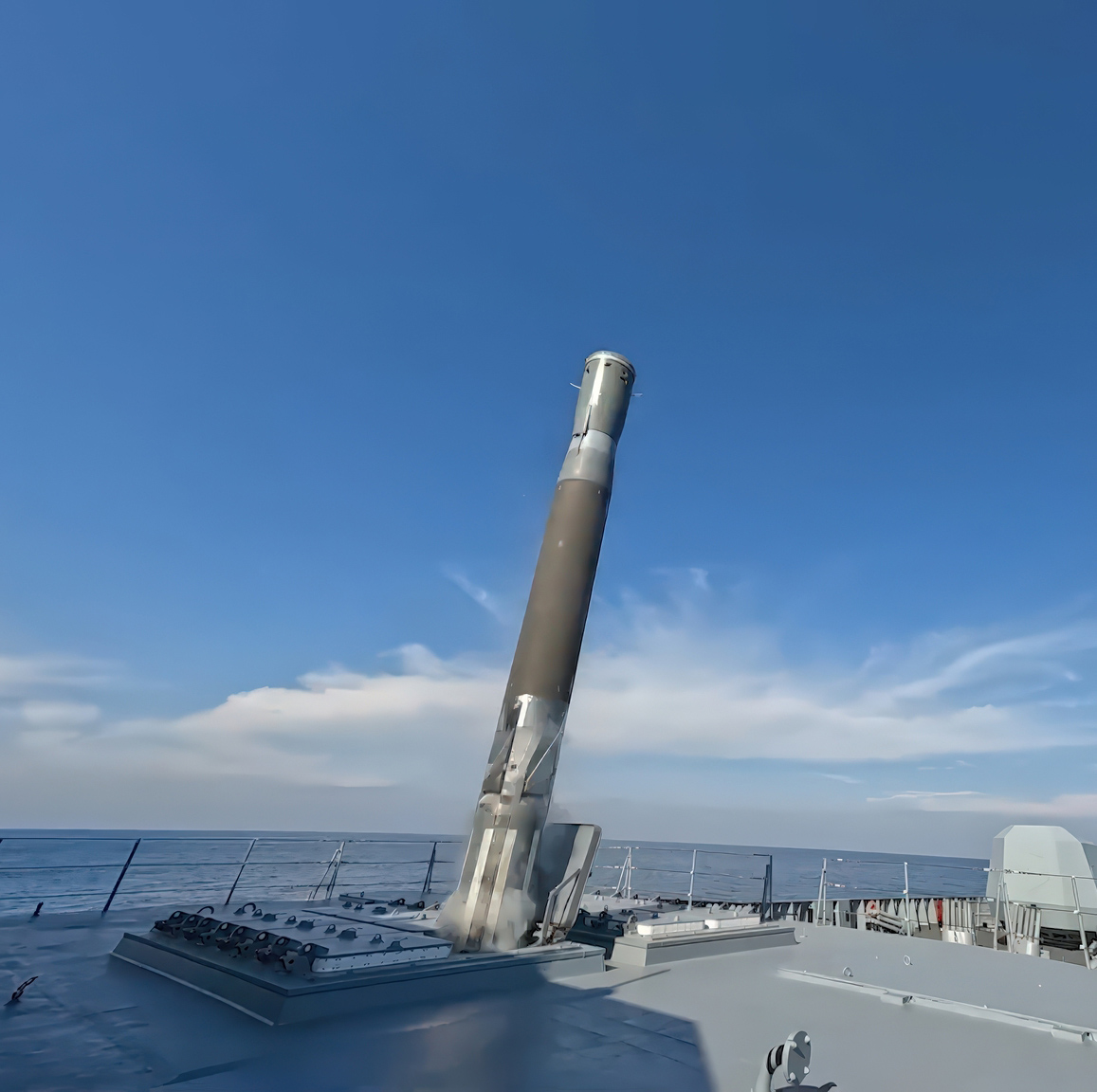 Rússia leva fragata com mísseis Zircon para a costa alemã no Báltico 2 Míssil Zircon deixando a célula de lançamento vertical no convés de proa de uma fragata russa