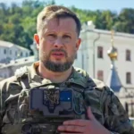 General ucraniano passeia por Sviatohirsk seis dias após Putin anunciar a captura da cidade